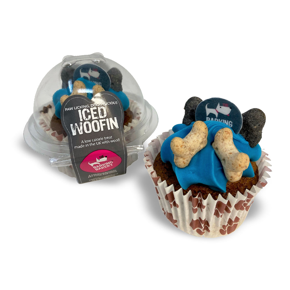 The Barking Bakery Carob Woofin Met Blauw Glazuur THE BARKING BAKERY DogDepot.nl